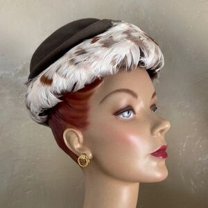 ALLURING 1950s' TAUPE FELT HAT WITH IVORY/BROWN FEATHERS